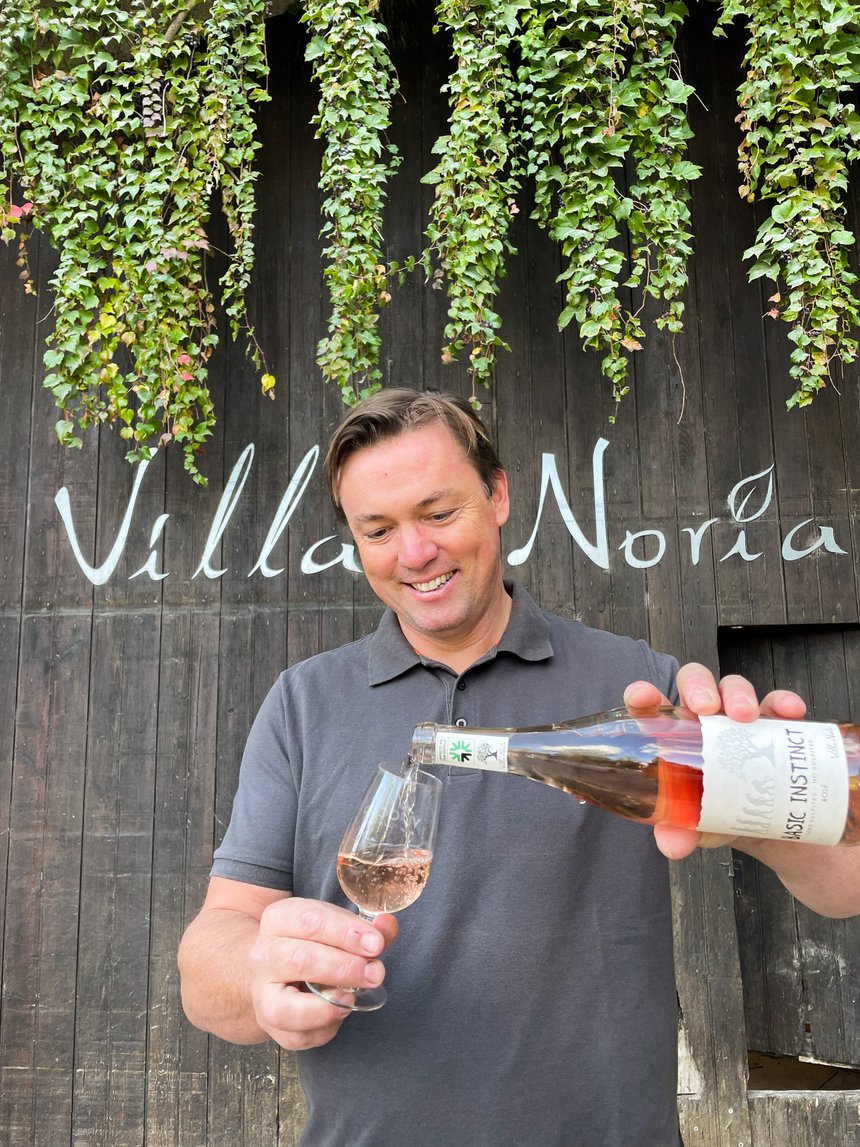Fabien Gross, cogérant du domaine Villa Noria, présente son rosé sans sulfite « Basic Instinct ». Photo : Cedric Arnaud, Villa Noria.