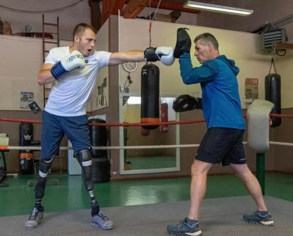 De viticulteur à infirmier, il est le premier boxeur en situation de handicap au monde à être autorisé à combattre avec les valides.