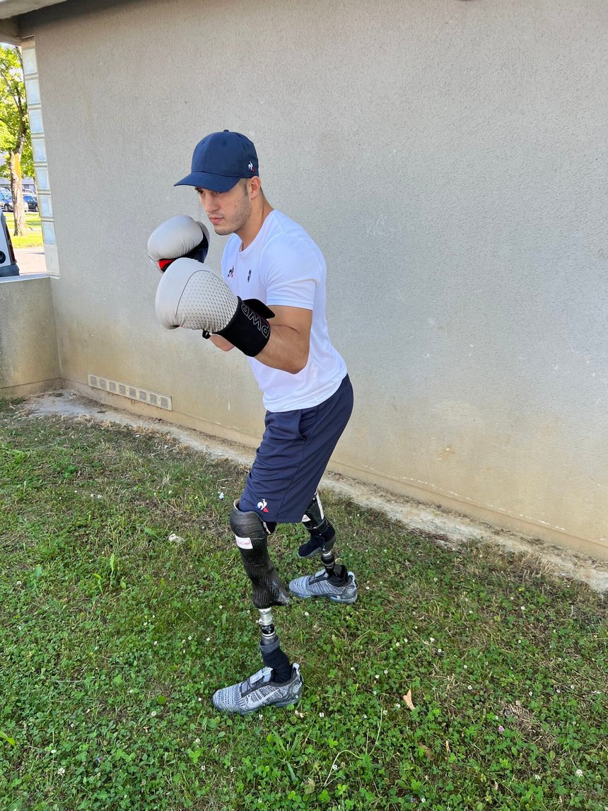 En 2021, il intègre l’équipe de France militaire de boxe.