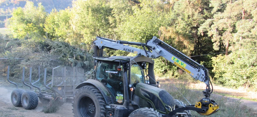 Polyvalence du tracteur Valtra N135 caréné foresti
