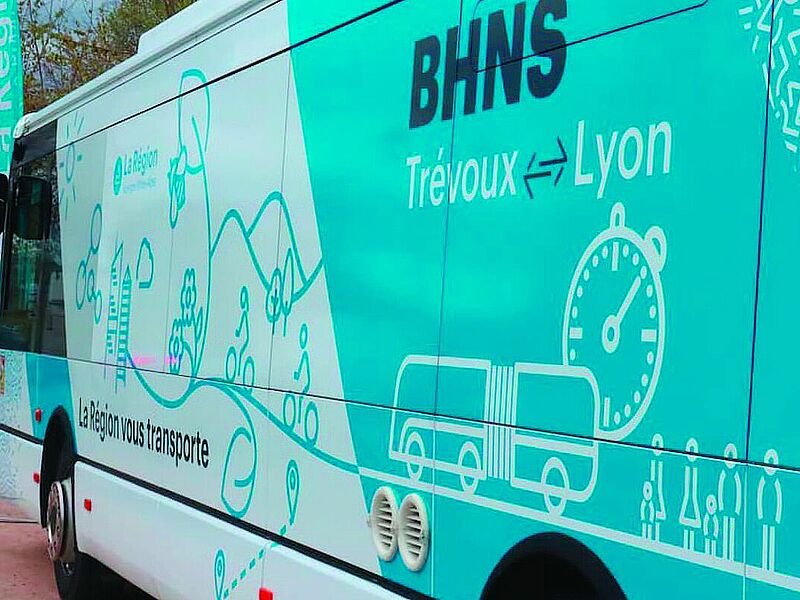 Le projet de Bus à Haut Niveau de Service (BHNS) Trévoux-Sathonay-Lyon (porté par la Région Auvergne-Rhône-Alpes en partenariat avec la Métropole de Lyon et la SNCF) vise à offrir une liaison directe entre Trévoux et Lyon en moins d’1 heure, et à décongestionner le Val de Saône, dont les axes de circulation sont saturés.