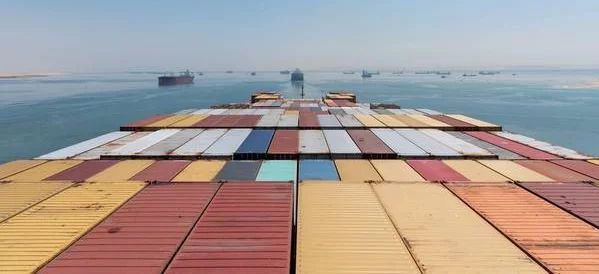 Les revenus du canal de Suez en Égypte ont chuté d