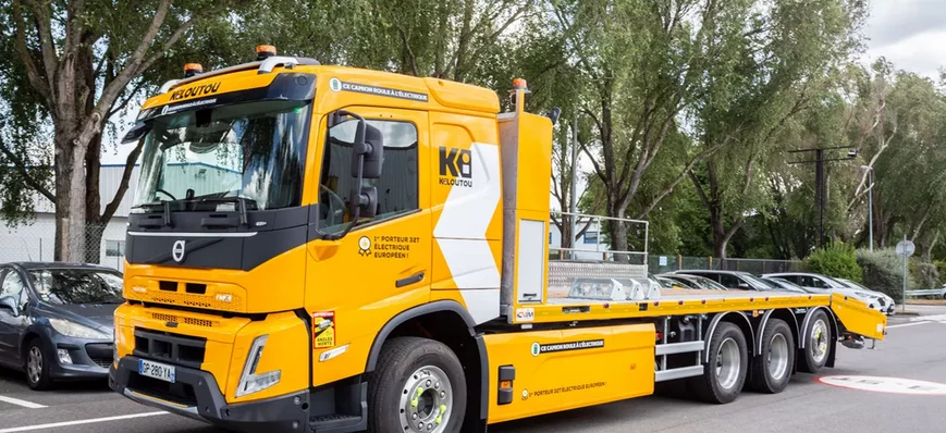 Un camion électrique Volvo FMX porte-engin chez Ki