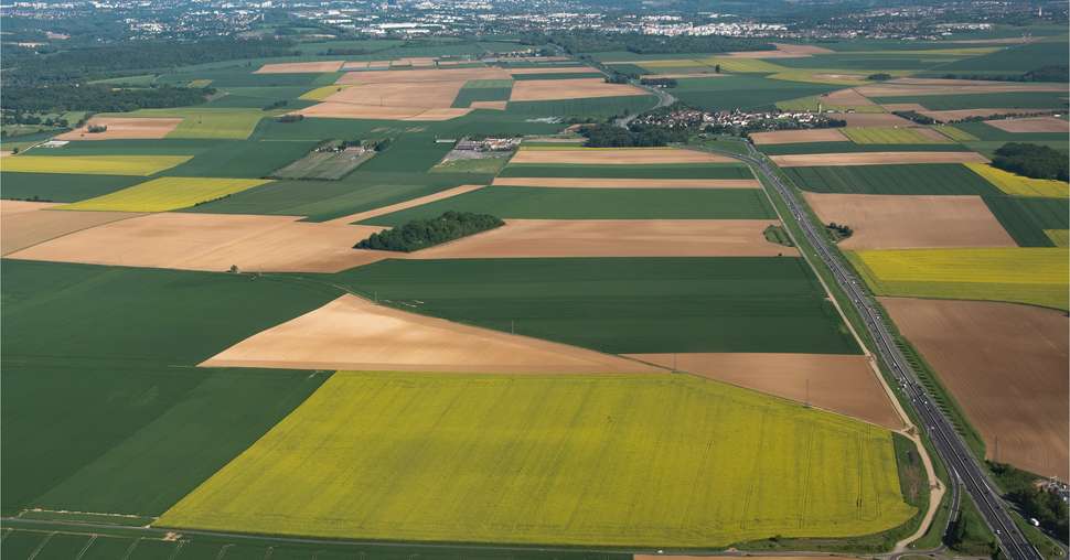 vue aérienne de la campagne française dans le Val d'Oise