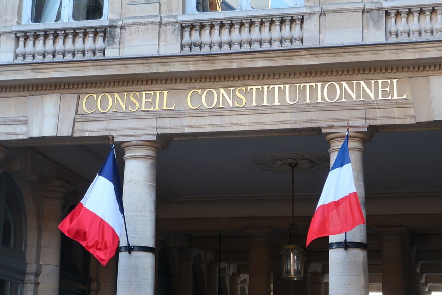 Portique d'entrÃ©e du Conseil constitutionnel Ã  Paris, avec deux drapeaux franÃ§ais (France)