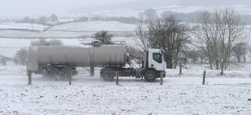 Camion de collecte de lait par temps de neige