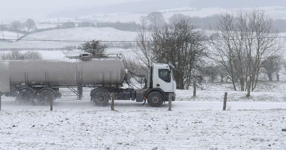 Camion de collecte de lait par temps de neige