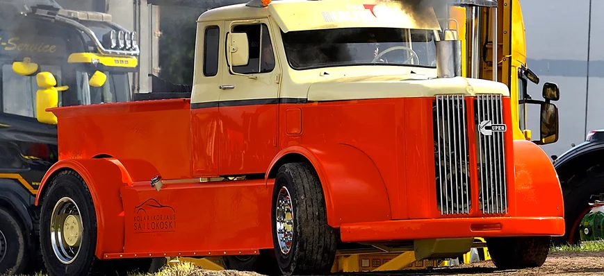 Camion-mystère : gros moteur et vieux châssis (sui
