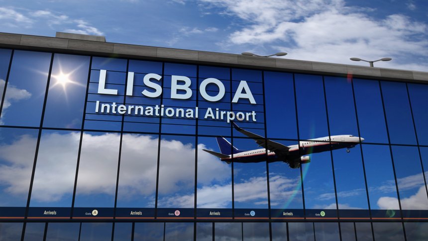 Airplane landing at Lisboa mirrored in terminal