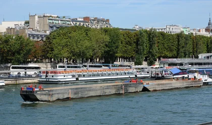 péniche sur la Seine à  Paris