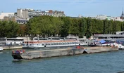 péniche sur la Seine à  Paris