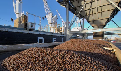 Port de Rouen, dÃ©chargement cacao en vrac en provenance de Cote d'Ivoire