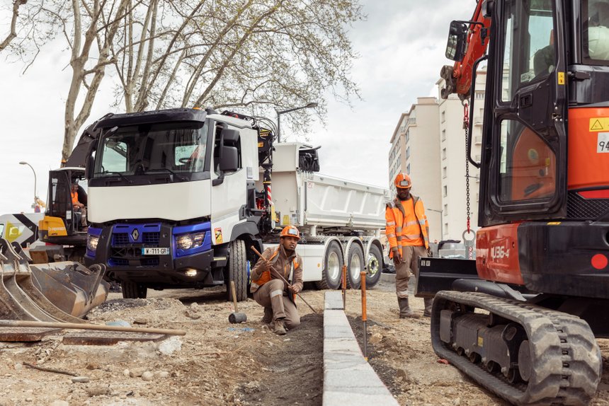 Chantier Renault Trucks E-Tech C 8x4 tridem carrossé « bi-benne grue »