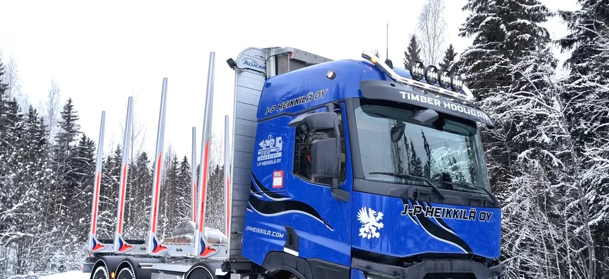 Un camion grumier Renault Trucks à 76 tonnes en Fi