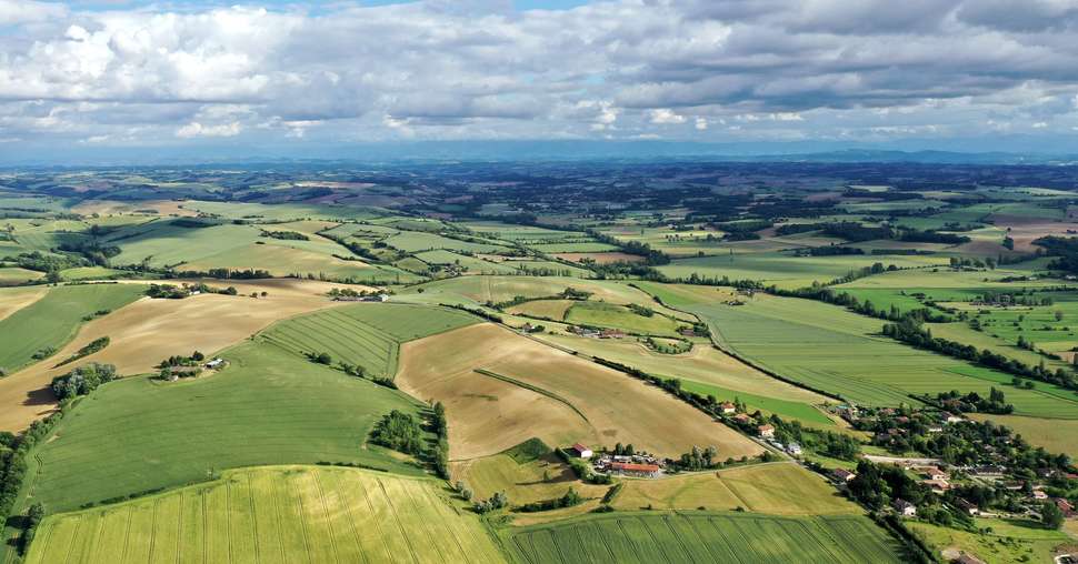 moulin en vent surplombant la campagne franÃ§aise