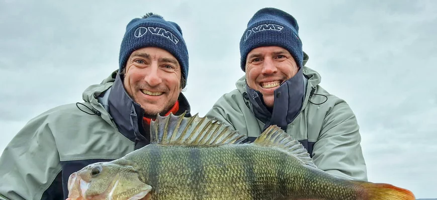 Une perche record de 55,5 cm et un triplé magique