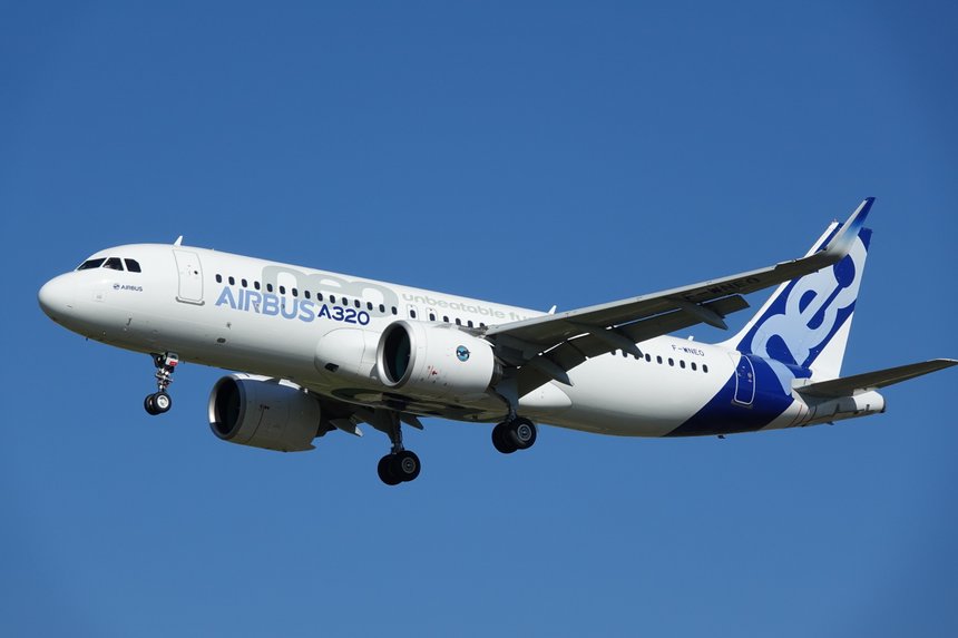 a320 neo airbus atterrissage ciel bleu