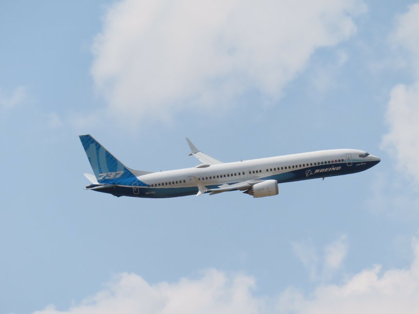 Avion Boeing 737 MAX dans le ciel, dÃ©monstration en vol au salon du Bourget â Paris Air Show de juin 2023 (France)