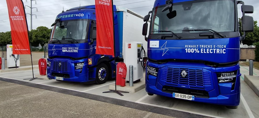 5 Renault Trucks T E-Tech pour le transport d'essi