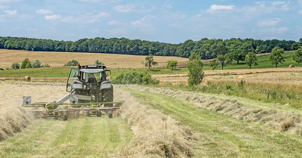 tracteur agricole avec rÃ¢teaux Ã  foin