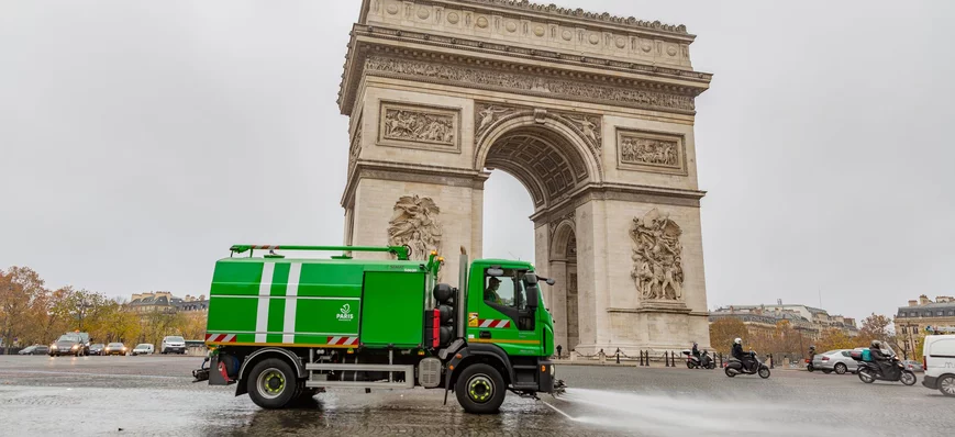 A Paris, le nettoyage est l'affaire de camions bie