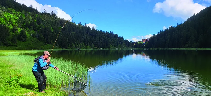 Pêche à la mouche sur le lac de Tueda