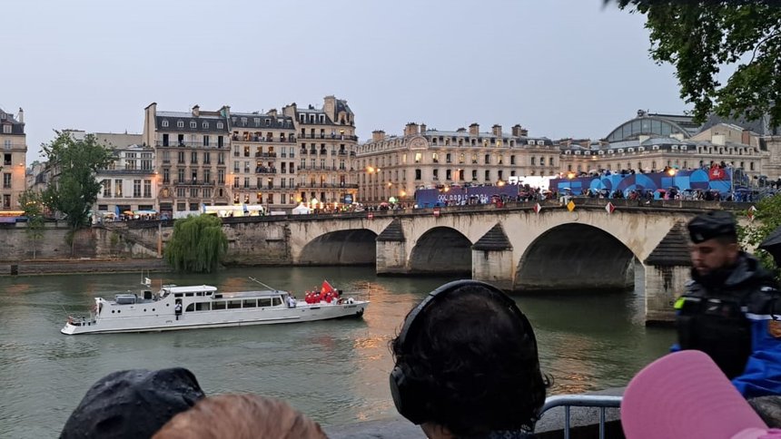 Le bateau Le Rhône participe à la cérémonie d'ouverture des JO - photo VNF