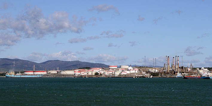 Vista de la RefinerÃ­a "Gibraltar-San Roque" desde el mar