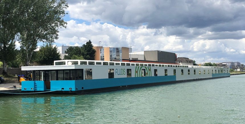 Entrepôt flottant positionné par Fludis sur le canal Saint-Denis pour La Poste