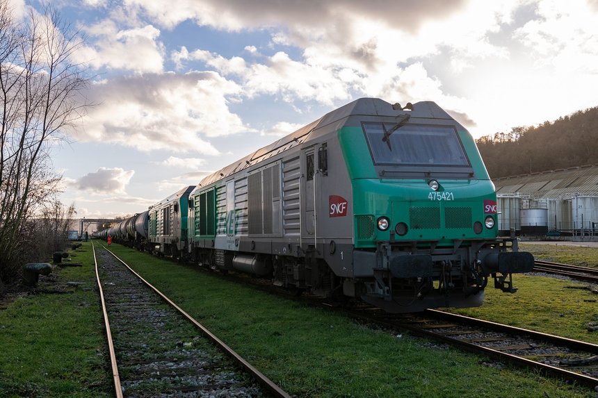 Port de Rouen. Sncf, train de wagons citernes d'hydrocarbures au dÃ©part en fin de journÃ©e