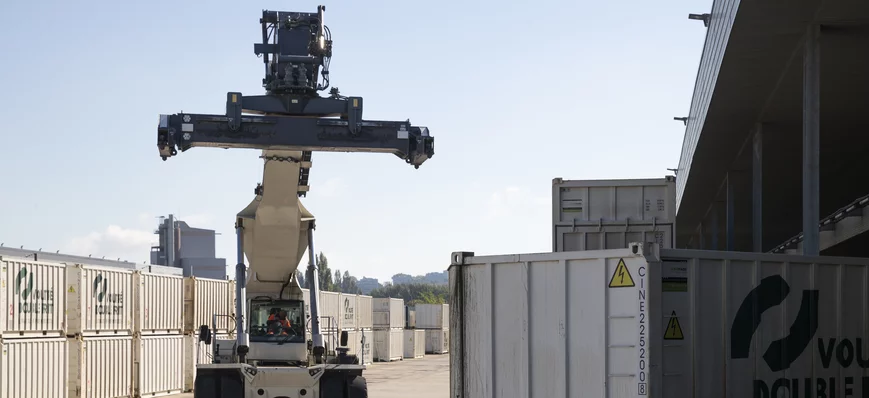 Cinérites transporte par train des conteneurs de g