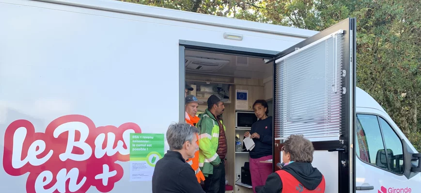 Dans le Médoc, le "Bus en +" aide les saisonniers 