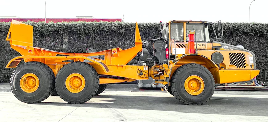 Camion-mystère : drôle de benne pour un dumper art