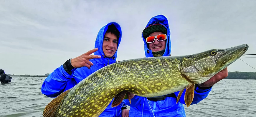 Pêche hivernale du brochet à la mouche du bord, en