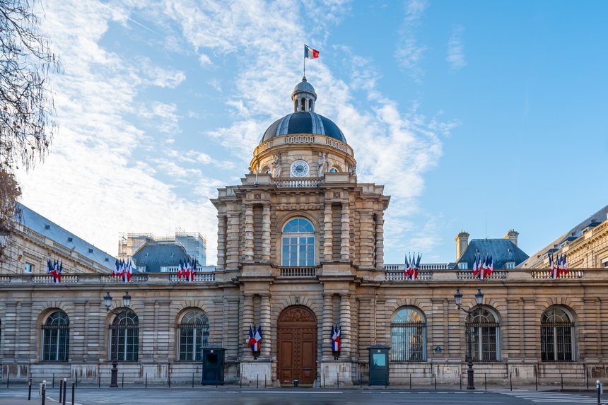 Paris, France - 13 novembre 2022: Vue extÃ©rieure de la faÃ§ade du Palais du Luxembourg, siÃ¨ge du SÃ©nat, chambre haute du parlement dans le systÃ¨me dÃ©mocratique franÃ§ais