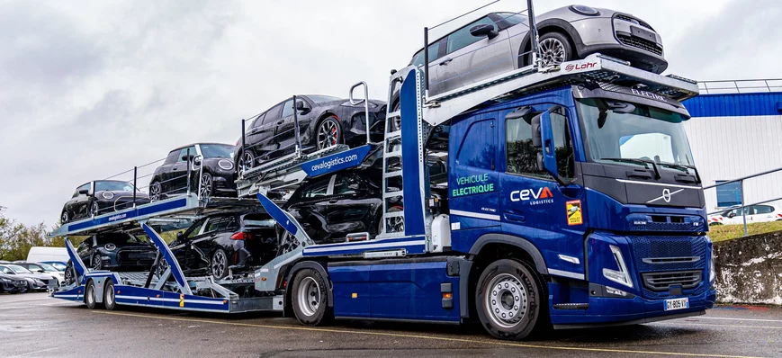 Nouveau, un Volvo FM Electric tractant une remorqu