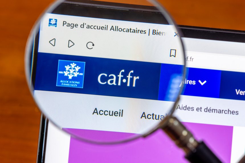 Clamart, France - 4 janvier 2024: DÃ©tail du site internet 'caf.fr' de la Caisse d'Allocations Familiales (CAF), organisme franÃ§ais chargÃ© de verser des prestations financiÃ¨res familiales ou sociales