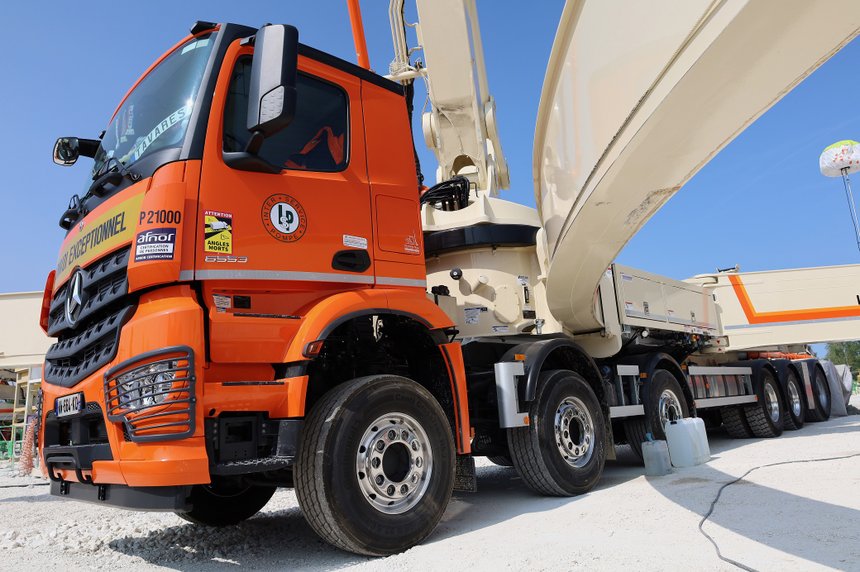 Ce Mercedes Arocs 4153 devient 6553