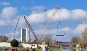 La chaudière de 165 t en lévitation au-dessus du canal de Jarville