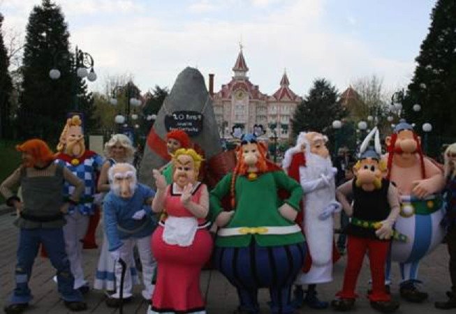 Asterix Souhaite Un Joyeux Anniversaire A Mickey A Sa Maniere Tour Hebdo