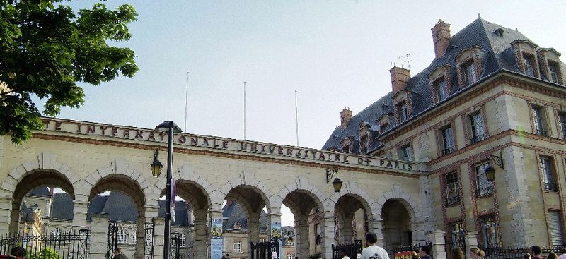 { element.images.0.titre }}