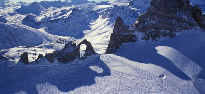 { element.images.0.titre }}