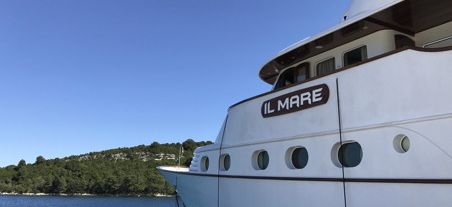 { element.images.0.titre }}