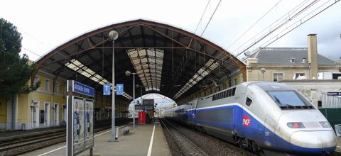 { element.images.0.titre }}