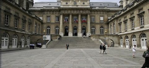 { element.images.0.titre }}