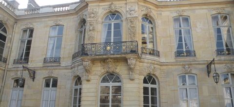 { element.images.0.titre }}