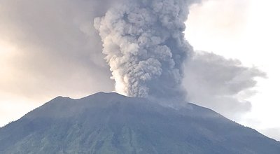 Eruption volcanique : le trafic aérien reprend à Bali 