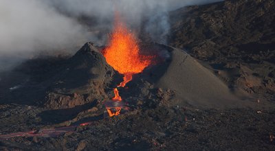 Le Piton de La Fournaise à La Réunion de nouveau en éruption 