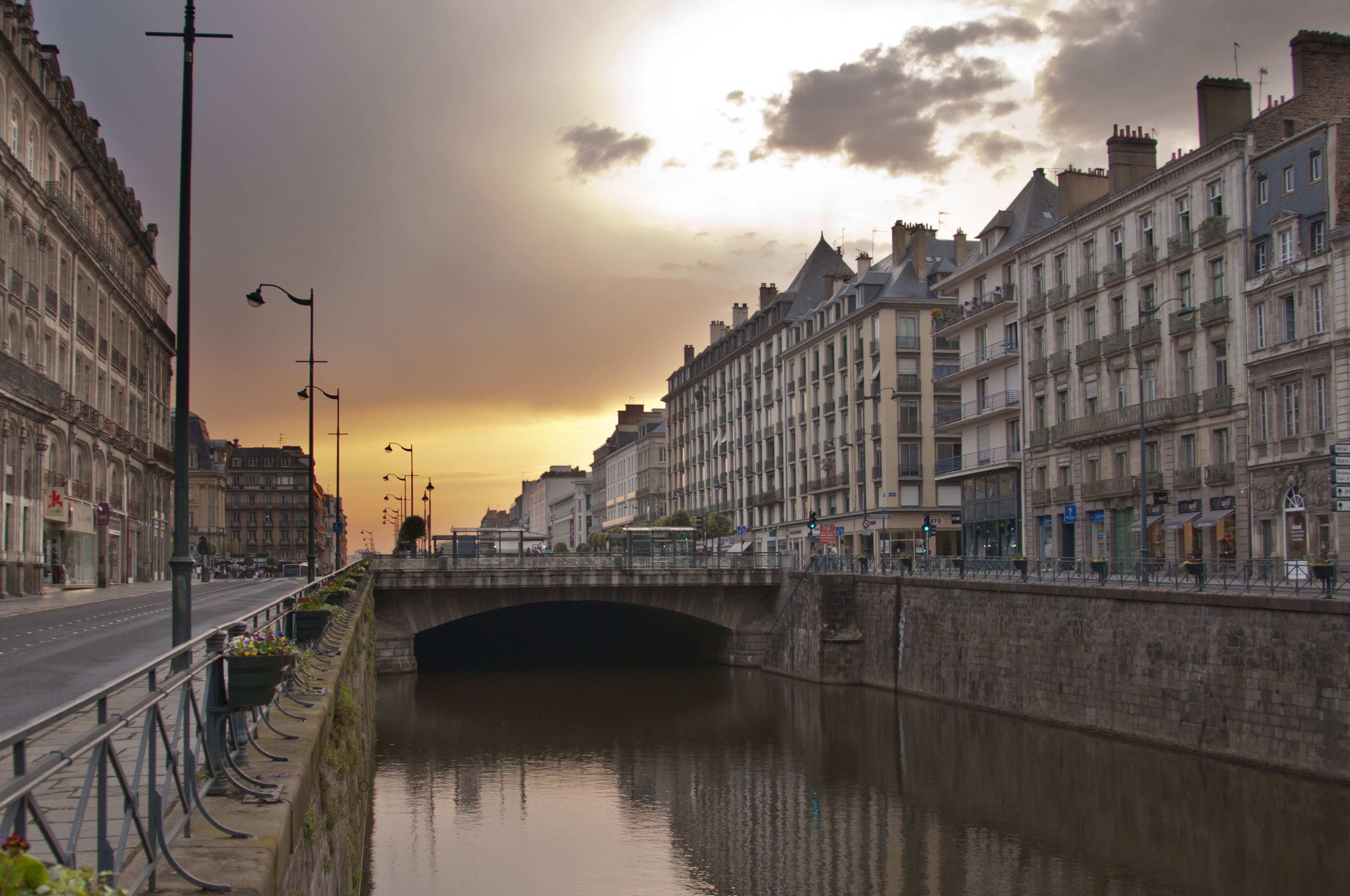 { element.images.0.titre }}
