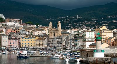 Ports et aéroports fermés, inondations… La tempête Adrian paralyse l’Italie et la Corse 